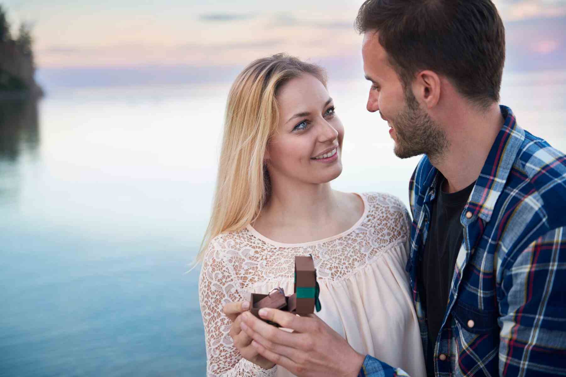 Unisex perfume bottles with tips for fragrance layering and mixing notes
